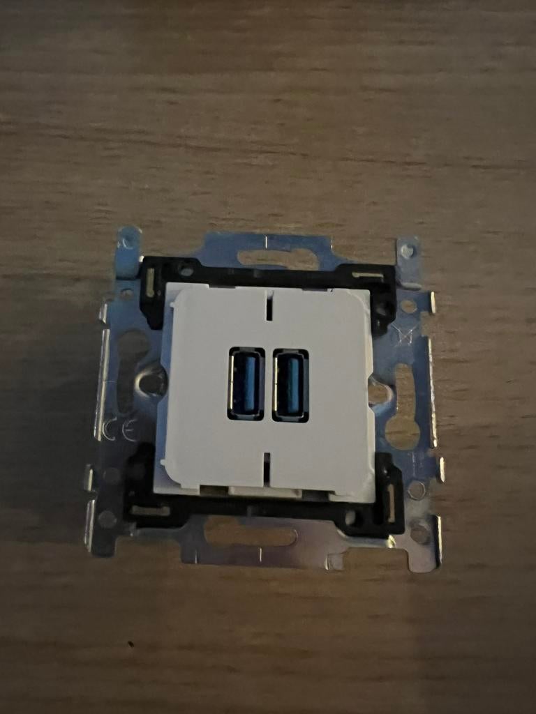 niko Usb smart 3.5A en afdekplaten niko, Ophalen of Verzenden, Nieuw, Overige typen