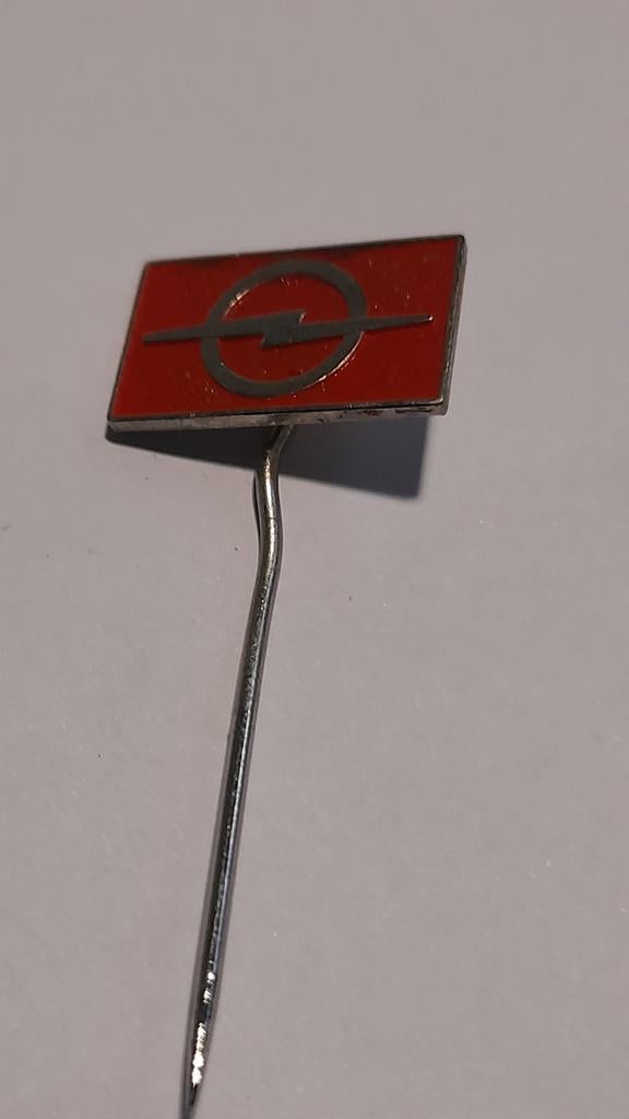 Vintage Opel Speldje met Rode achtergrond, Auto diversen, Autostickers, Ophalen of Verzenden