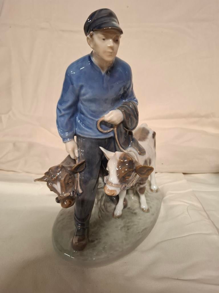 Royal copenhagen beeld boer met koeien / kalfjes, Verzamelen, Ophalen of Verzenden, Zo goed als nieuw