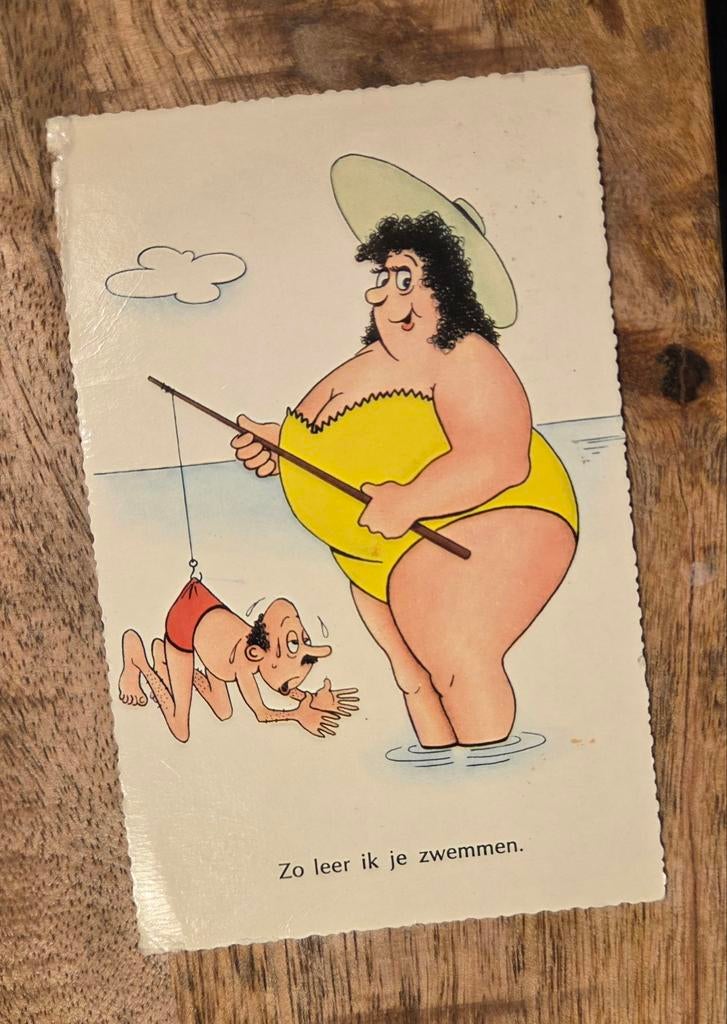 Dikke vrouw in badpak leert mannetje zwemmen, Verzamelen, Ansichtkaarten | Themakaarten, Verzenden, 1960 tot 1980, Gelopen, Overige thema's