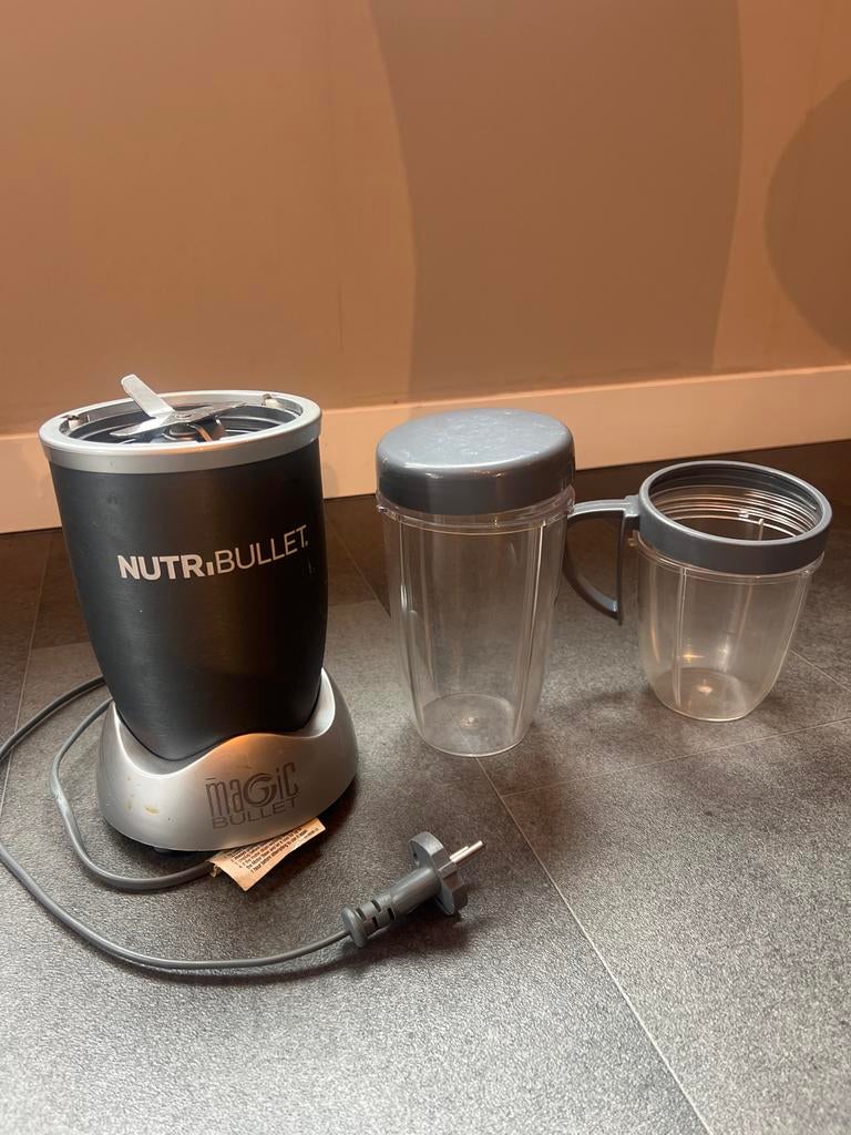 Nutribullet in goede staat met 2 bekers, Ophalen of Verzenden, Gebruikt, Blender to go