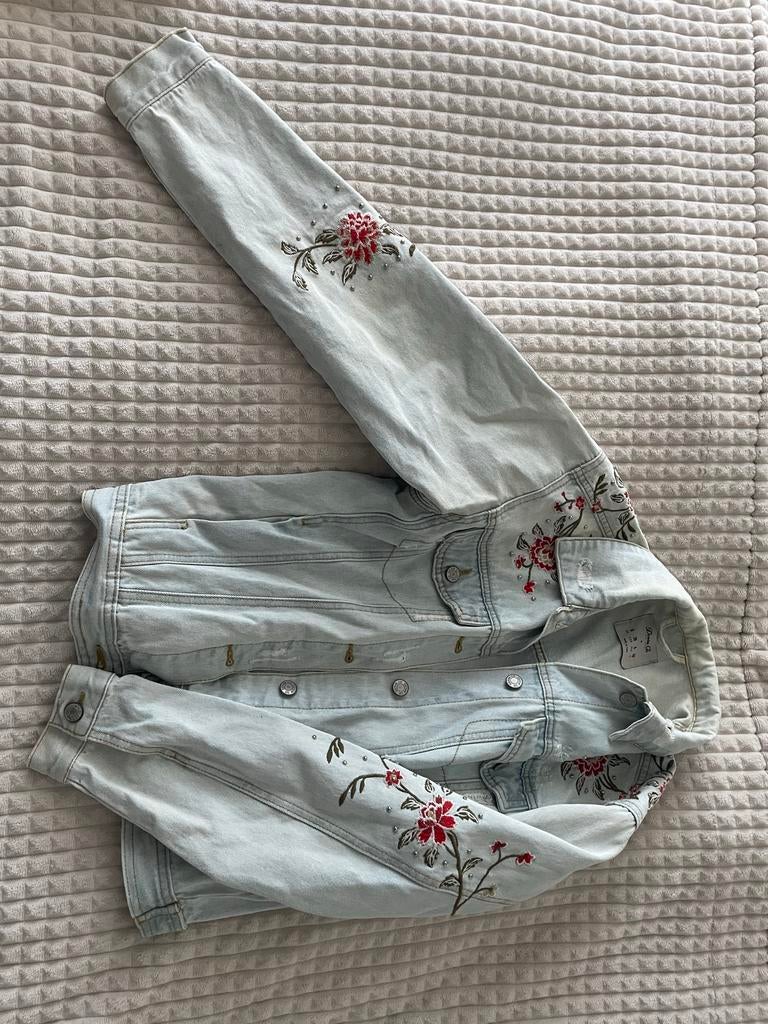 Spijkerjas met geborduurde bloemen, Ophalen of Verzenden, Gedragen, Maat 36 (S), Blauw