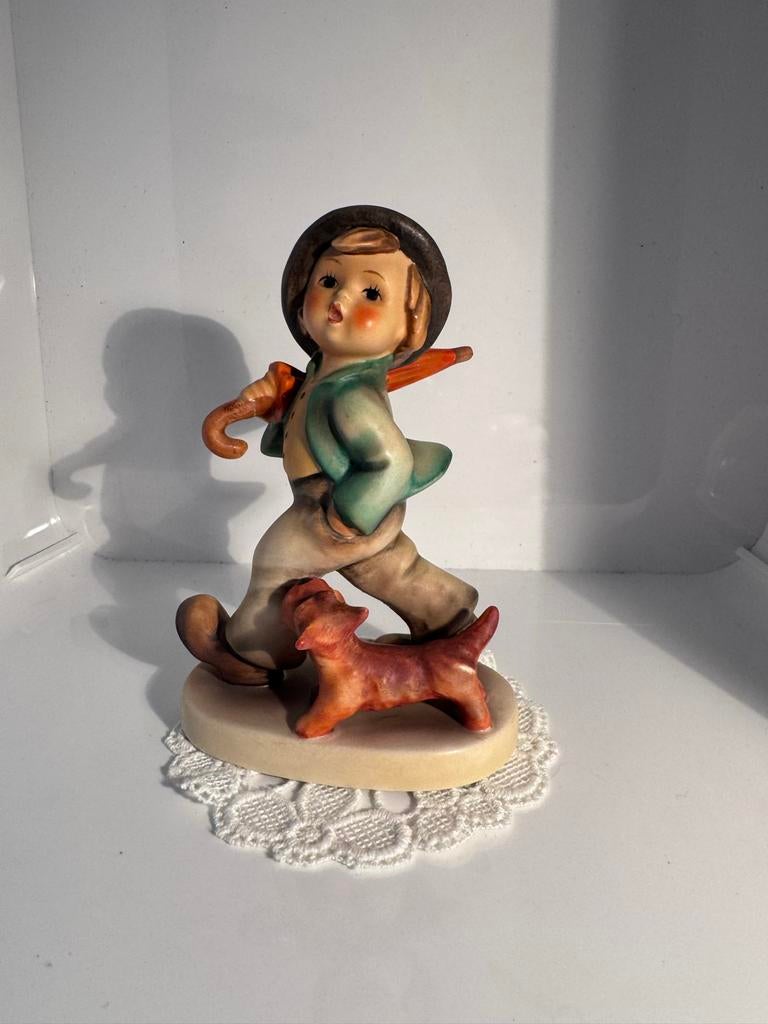 Goebel Hummel Beeldje - Strolling Along, Antiek en Kunst, Ophalen of Verzenden