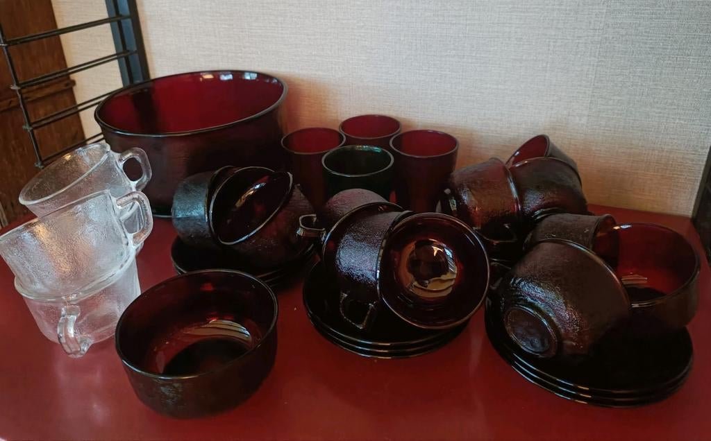 Vintage Arcoroc Sierra servies, groen, helder en rood glas., Gebruikt, Ophalen of Verzenden, Glas, Effen