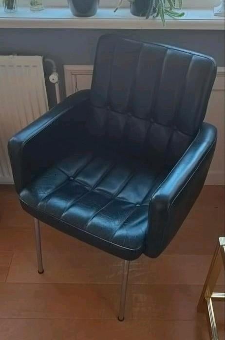 Vintage Zwarte Leren Fauteuil met IJzeren Poten, Ophalen, Gebruikt, Minder dan 75 cm, Vintage