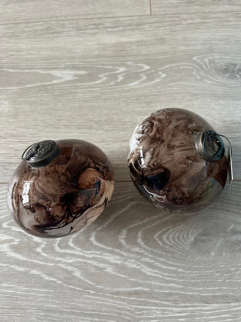 Set van 2 decoratieve bruine kerstballen., Ophalen, Overige materialen, Bruin, Zo goed als nieuw