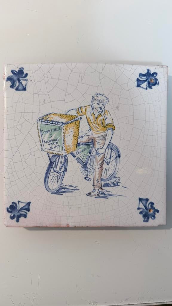 Oude Tegel met Fietsende Kruidenier, Antiek en Kunst, Ophalen of Verzenden