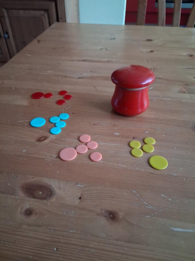 Vlooienspel in rode houten paddestoel., Ophalen of Verzenden