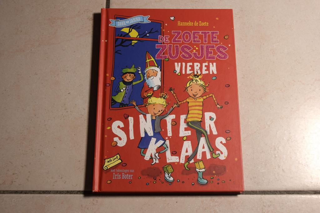 De Zoete Zusjes vieren sinterklaas / Hanneke de Zoete , Ophalen of Verzenden, Zo goed als nieuw, Fictie algemeen