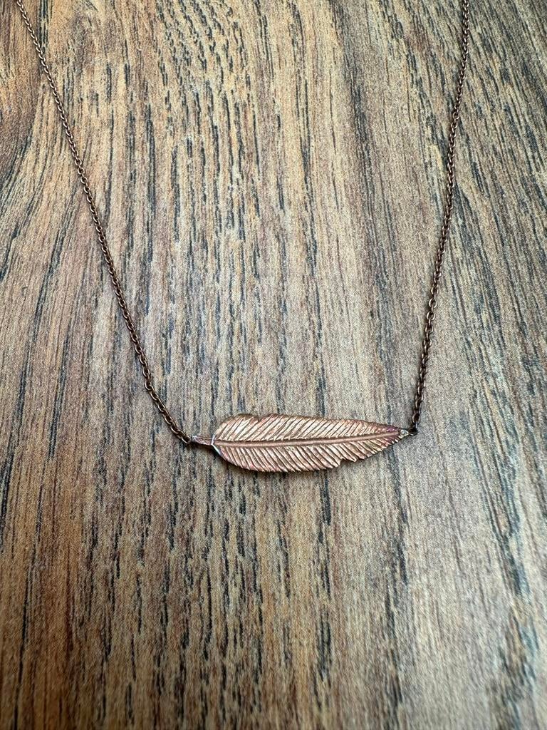 Rose kleurige ketting met een veer als hanger, Sieraden, Tassen en Uiterlijk, Kettingen, Ophalen of Verzenden, Zo goed als nieuw