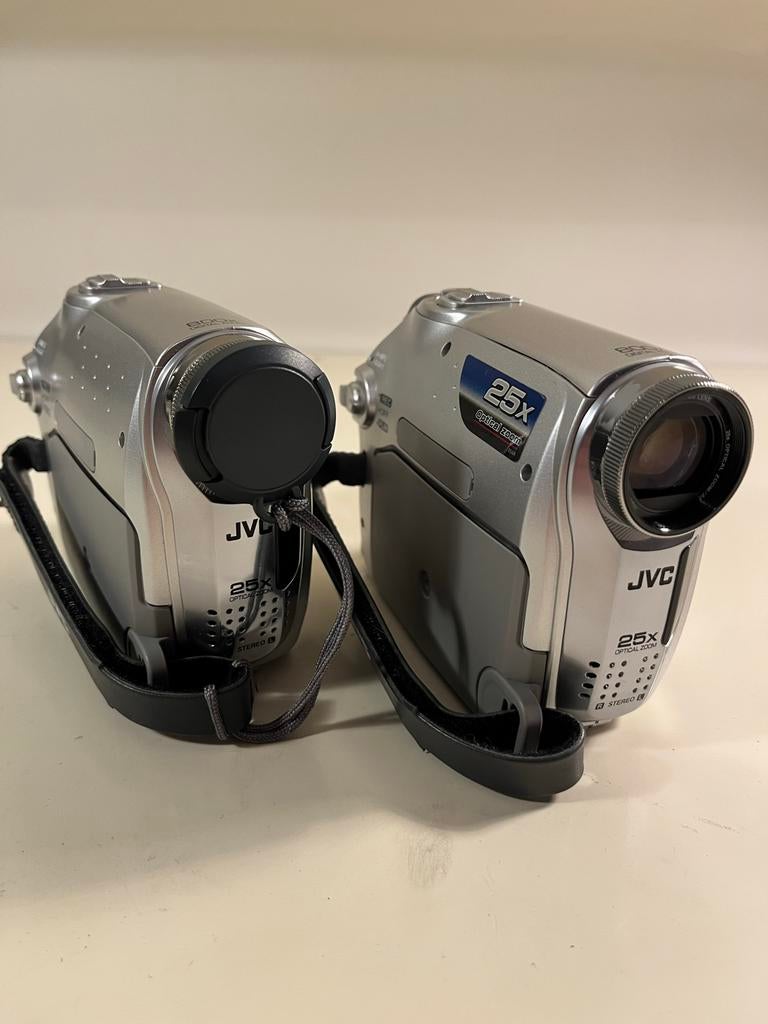 JVC GR-D320E Digitale Video Camera (2 stuks), Gebruikt, JVC, 20x of meer, Overige soorten