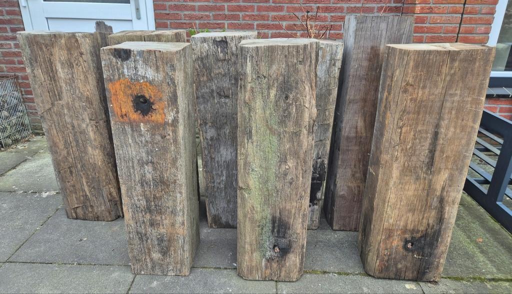Gave houten sokkels van oude stoere meerpalen., Ophalen, Vrumd Wonen, Www.vrumdwonen.nl, Het Logement 9