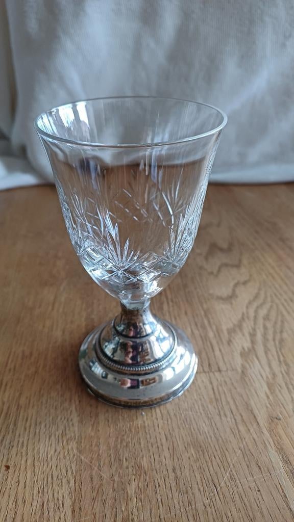 Antiek kristallen wijnglas op verzwaarde zilveren voet, Ophalen of Verzenden