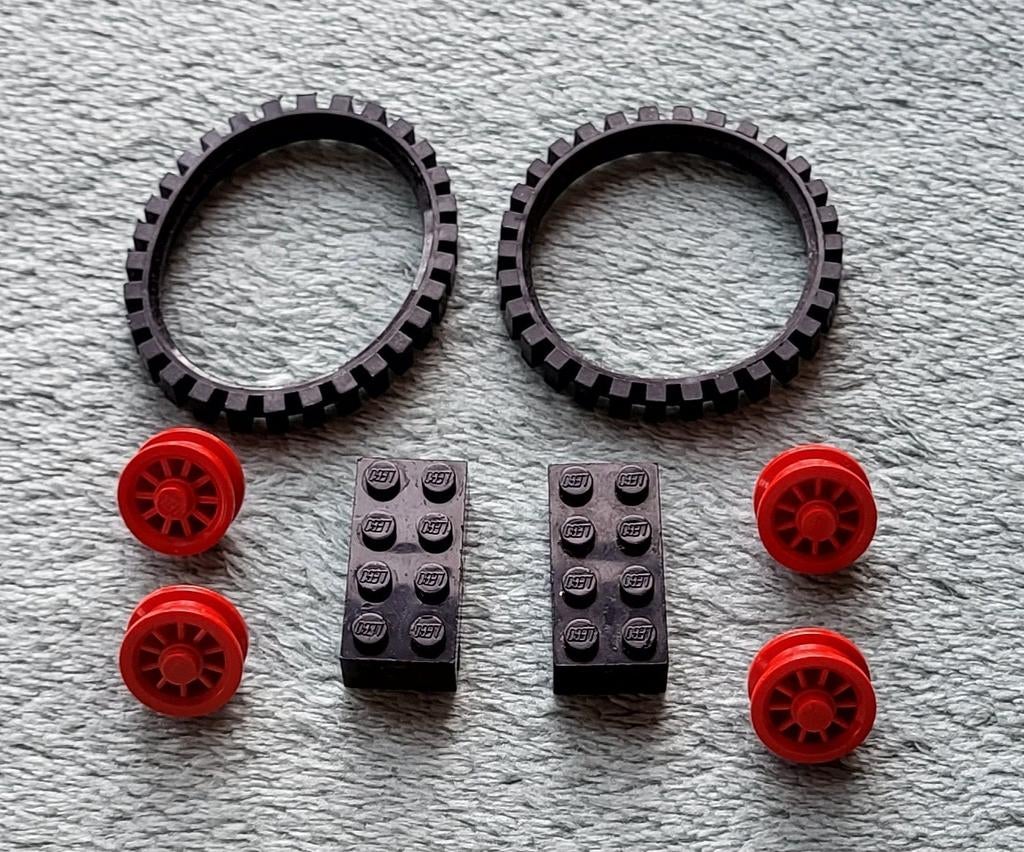 Lego rups banden met wielen Rood & as blokje 4x2x1 Zwart., Ophalen of Verzenden, Gebruikt, Losse stenen, Lego