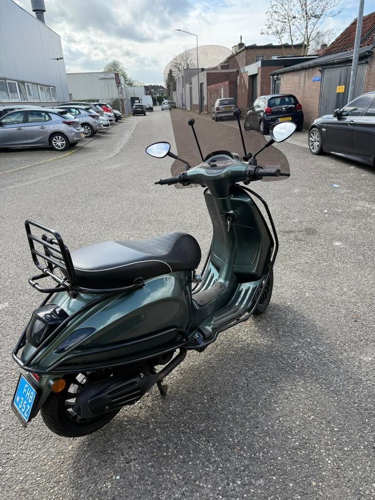 Vespa sprint 2021, Fietsen en Brommers, Scooters | Vespa, Ophalen of Verzenden, Zo goed als nieuw, Benzine