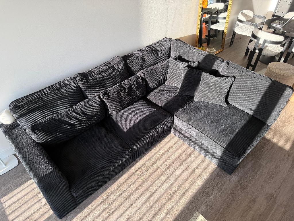 Zwarte ribstof hoekbank ( loungebank ) 1 jaar oud!, Huis en Inrichting, Banken | Bankstellen, Ophalen, 250 tot 300 cm, 100 tot 125 cm