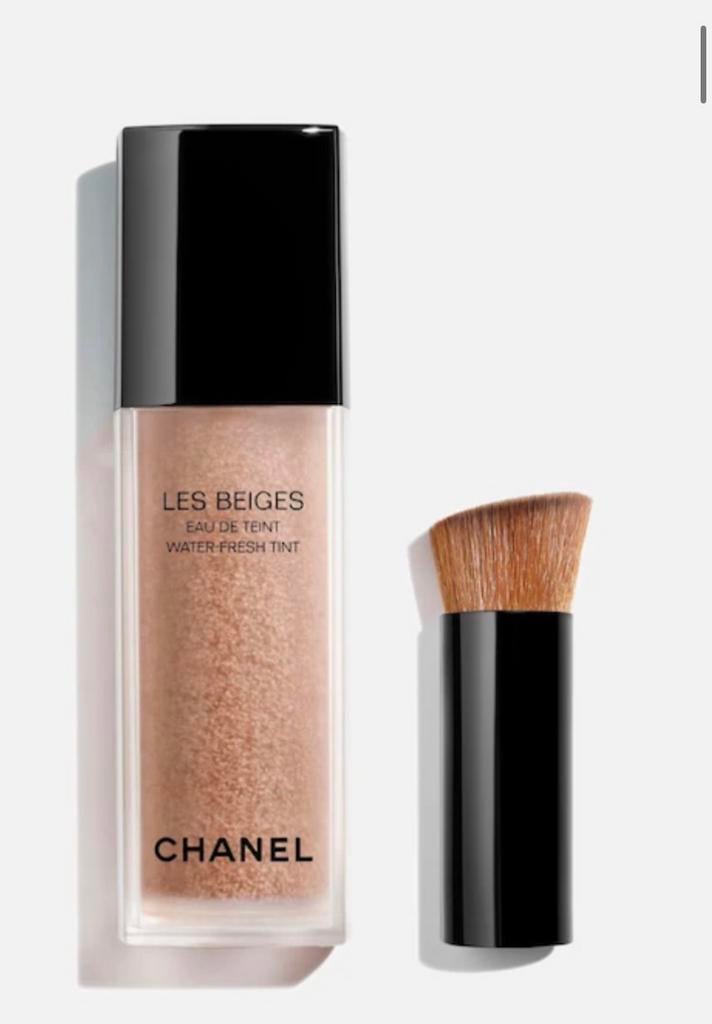 CHANEL Les Beiges eau de teint medium light 30ml nog verpakt, Ophalen of Verzenden, Nieuw, Gehele gezicht