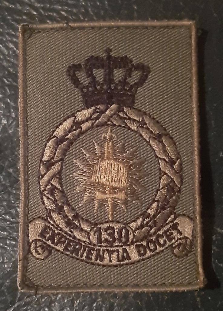 KLM Luchtmacht embleem 130 Squadron met klittenband, Ophalen of Verzenden, Luchtmacht, Nederland, Embleem of Badge