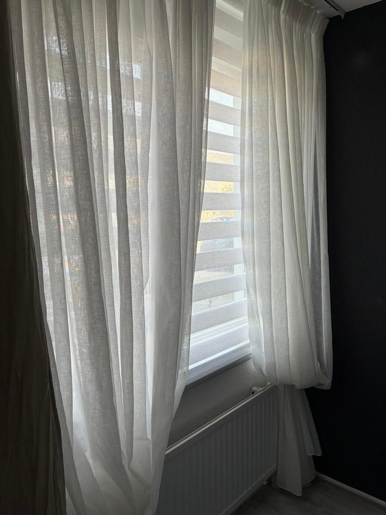 Te koop 1 vitrage gordijn 2 meter bij 2,67., Ophalen of Verzenden, Zo goed als nieuw, 200 cm of meer