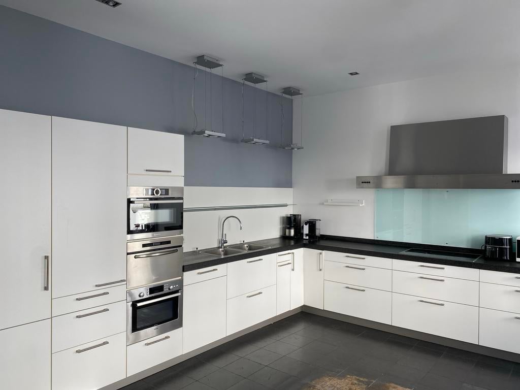 Witte hoekkeuken met inbouwapparatuur en afzuigkap, Ophalen, Gebruikt, Overige materialen, Wit