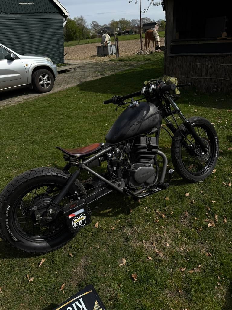 Oldtimer Honda rebel cmx 250 ‘87 in bobber-stijl.