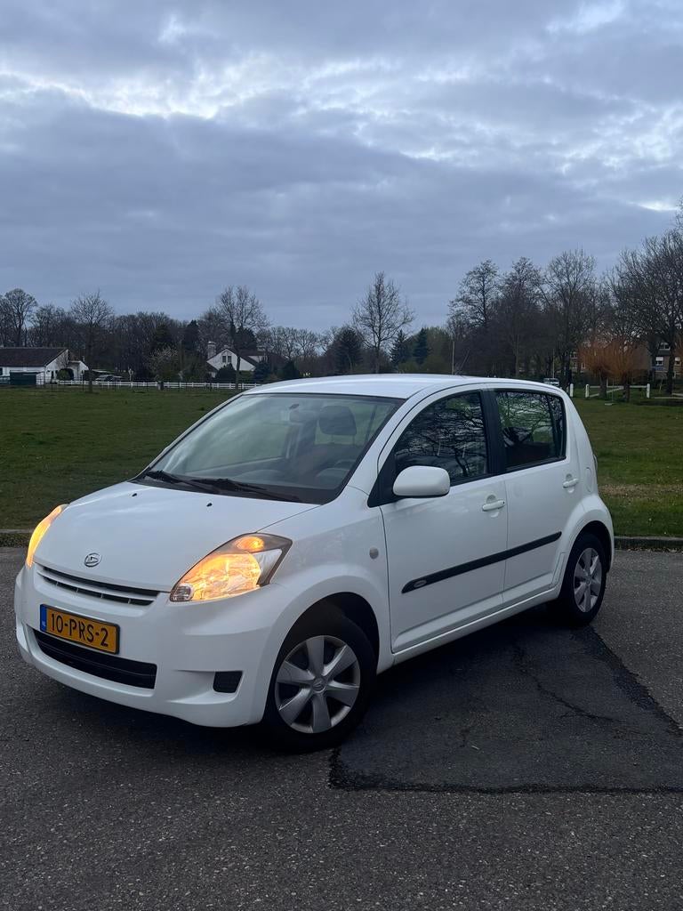 Daihatsu Sirion 1.0 51KW 2011 Wit | ZUINIG | NIEUWE APK |, Auto's, Voorwielaandrijving, Stof, Wit, Bedrijf