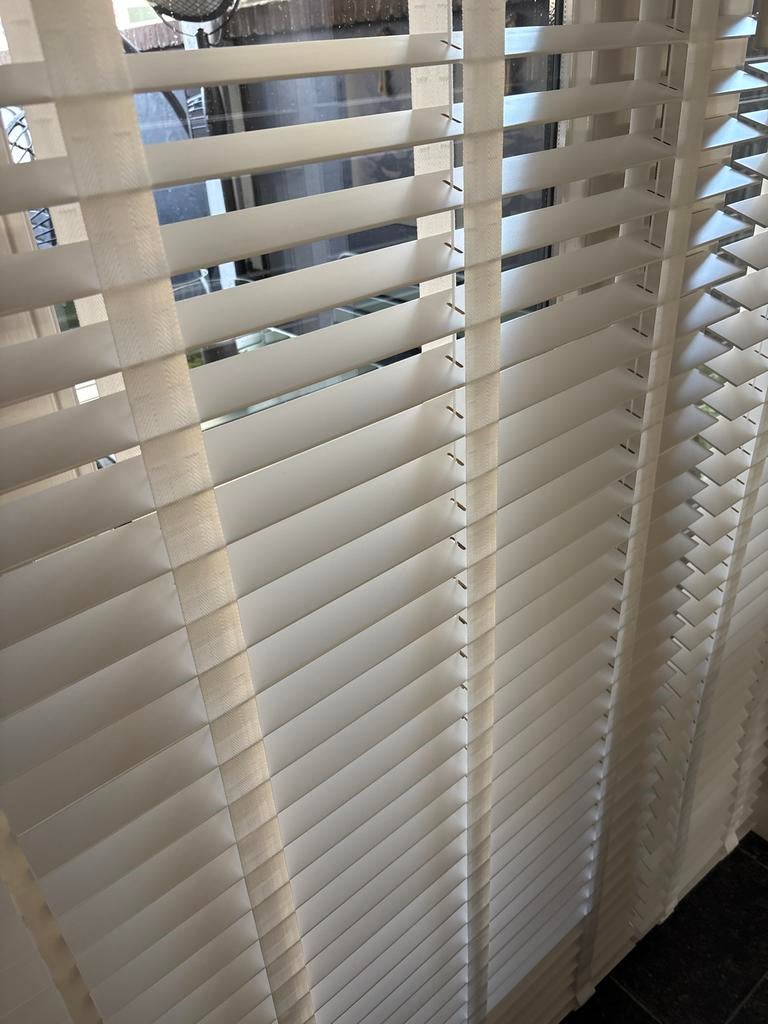 Witte houten luxaflex 50mm met witte brede ladderband, Ophalen, 150 tot 200 cm, Nieuw, Wit