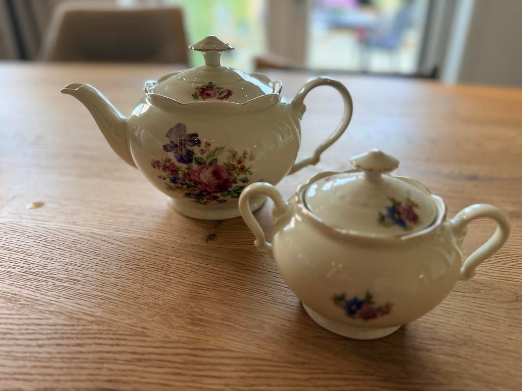 Vintage Kahla Theepot en Suikerpotje - Bloemen & Goudrand, Gebruikt, Overige typen, Ophalen of Verzenden, Overige stijlen