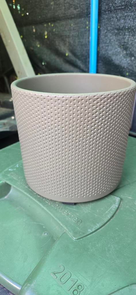 Twee bloempotten met structuur samen voor €15.00, Kunststof, Minder dan 30 cm, Rond, Nieuw