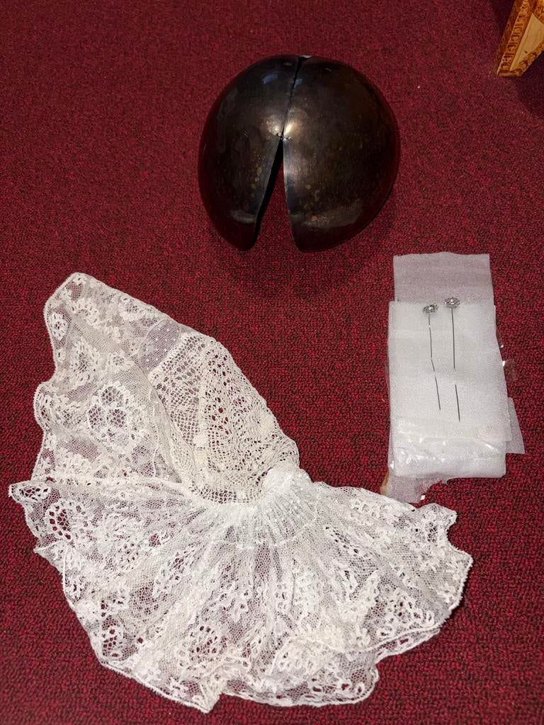 Antieke Oorijzer met Kanten Muts en Zilveren Spelden, Ophalen of Verzenden, Zilver