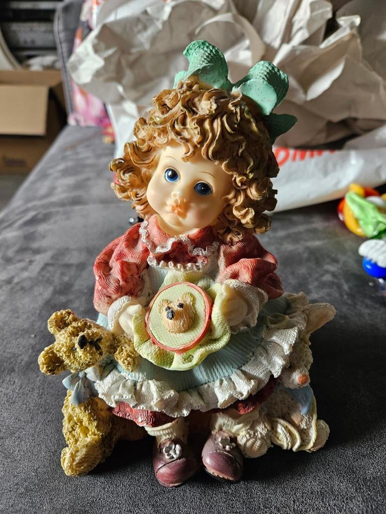 Leuk oud beeldje van meisje met beer en konijn., Ophalen of Verzenden