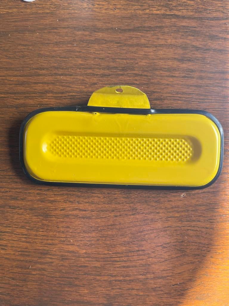 Geel blikken plaatje voor op het spatbord, Ophalen of Verzenden, Gebruikt, Overige typen, Overige merken