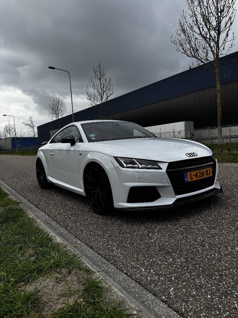 Audi TT 2.0 TFSI Competition s-line (zwart optiekpakket), Euro 6, 4 cilinders, 1984 cc, 4 stoelen