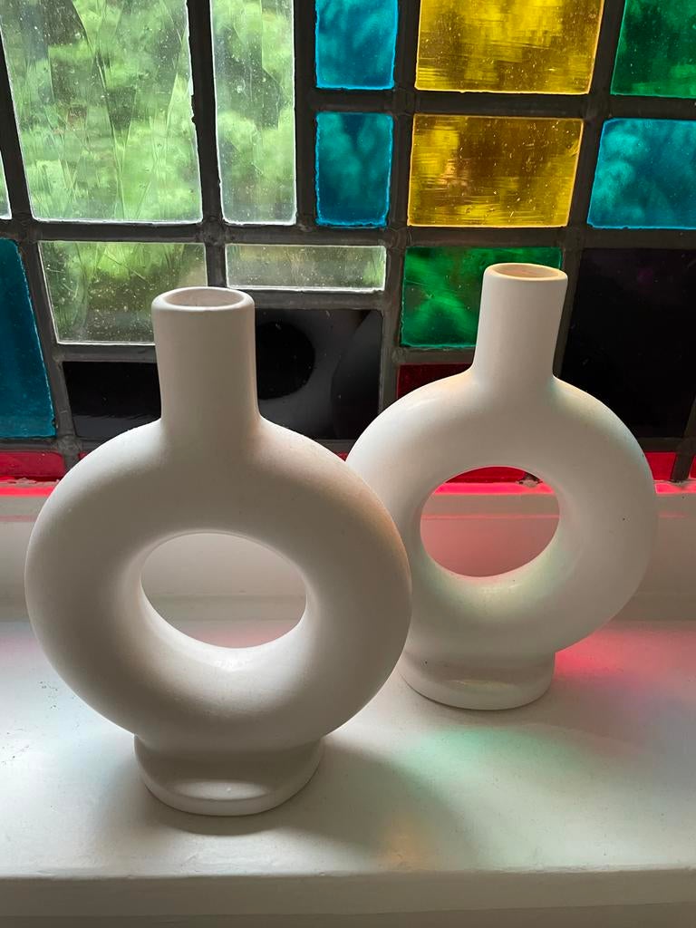 Set van 2 Witte Donut Vazen - Modern Design, Huis en Inrichting, Woonaccessoires | Vazen, Wit, Aardewerk of Porselein, Ophalen of Verzenden