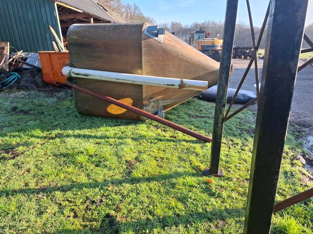 Voer silo schuilhok., Ophalen