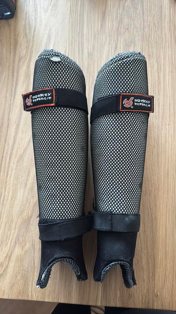 Hockeyrepublic scheenbeschermers in meeneemhoes, Sport en Fitness, Hockey, Ophalen of Verzenden, Gebruikt, Overige typen