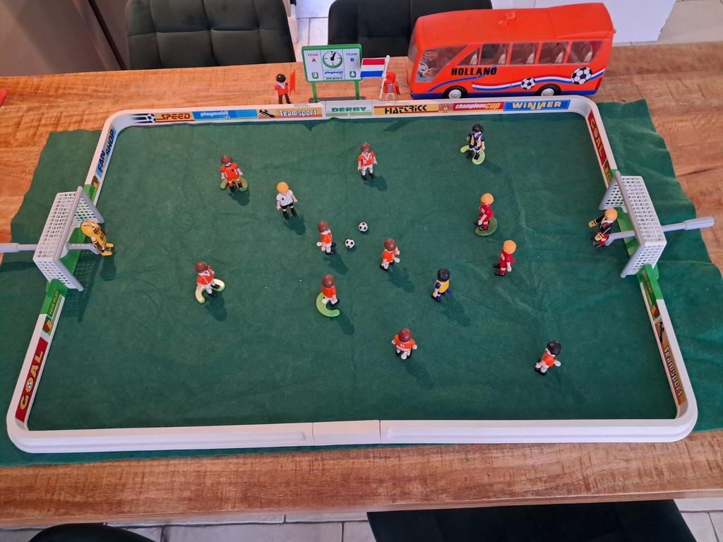 Playmobil voetbalveld met Holland bus en spelers, Ophalen of Verzenden, Gebruikt, Complete set