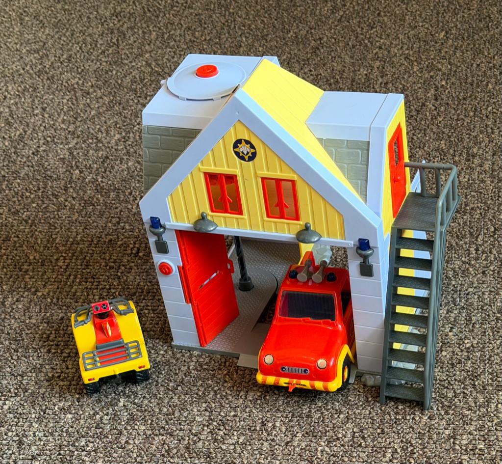 Garage en twee voertuigen brandweerman Sam, Kinderen en Baby's, Speelgoed | Speelgoedvoertuigen, Ophalen of Verzenden, Gebruikt
