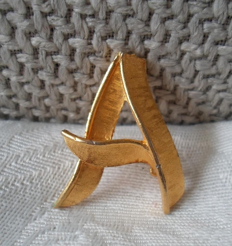 Broche letter A. Verguld, Ophalen of Verzenden, Zo goed als nieuw, Goud, Overige materialen