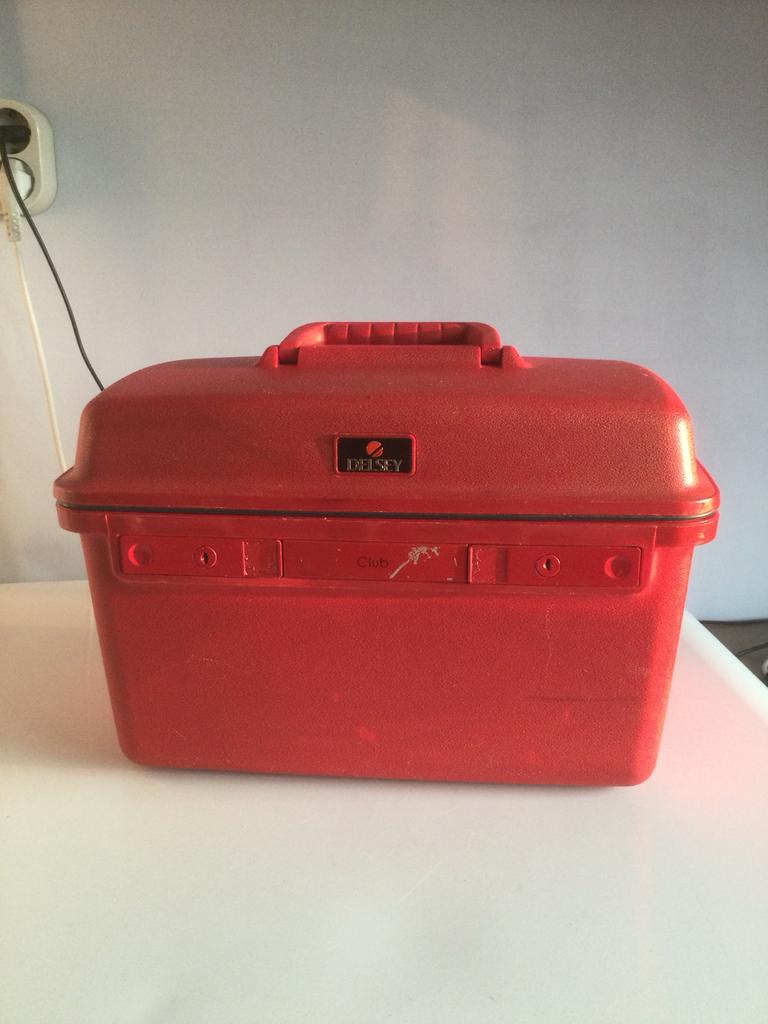 Vintage Delsey Beautycase Rood - Met Spiegel en Indeling, Gebruikt, Ophalen of Verzenden, Met spiegeltje(s), Hardcase