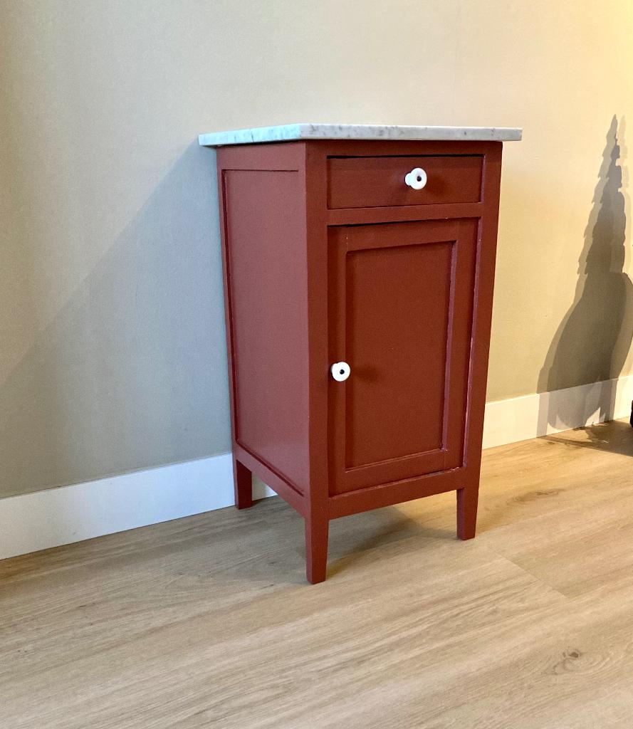 Zweeds roos nachtkastje, grootmoeders tijd, met marmer blad., Ophalen, Gebruikt, Minder dan 45 cm, 70 cm of meer