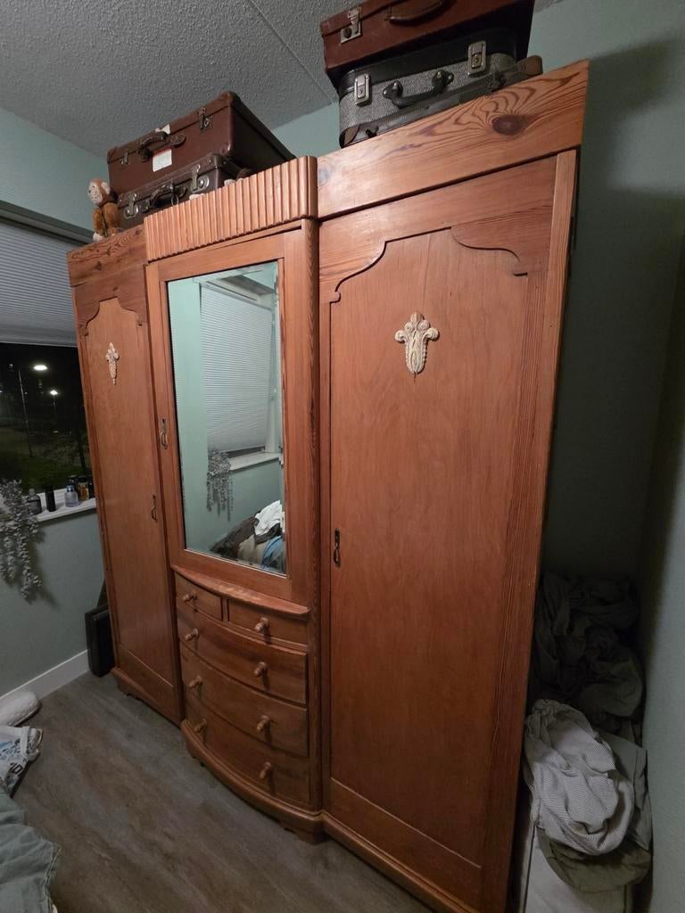 Oud Amerikaans grenen kledingkast en twee nachtkastjes, Antiek en Kunst, Ophalen