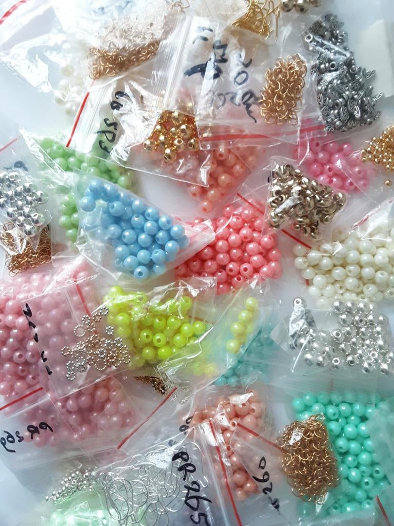 OPRUIMING Nieuwe restanten kralen, organza zakjes enz (02), Ophalen of Verzenden, Nieuw, Kraal