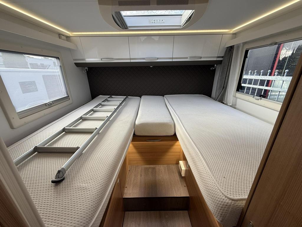 Adria Coral XL Plus 670 SL - FAMILIECAMPER|AUTOMAAT 9 traps, Automaat, Standaard zit, Alkoof, Bedrijf