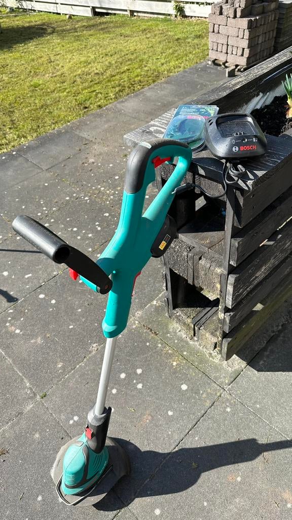 Bosch gras/kantjes trimmer, Tuin en Terras, Grastrimmers, Ophalen, Zo goed als nieuw, Elektrisch