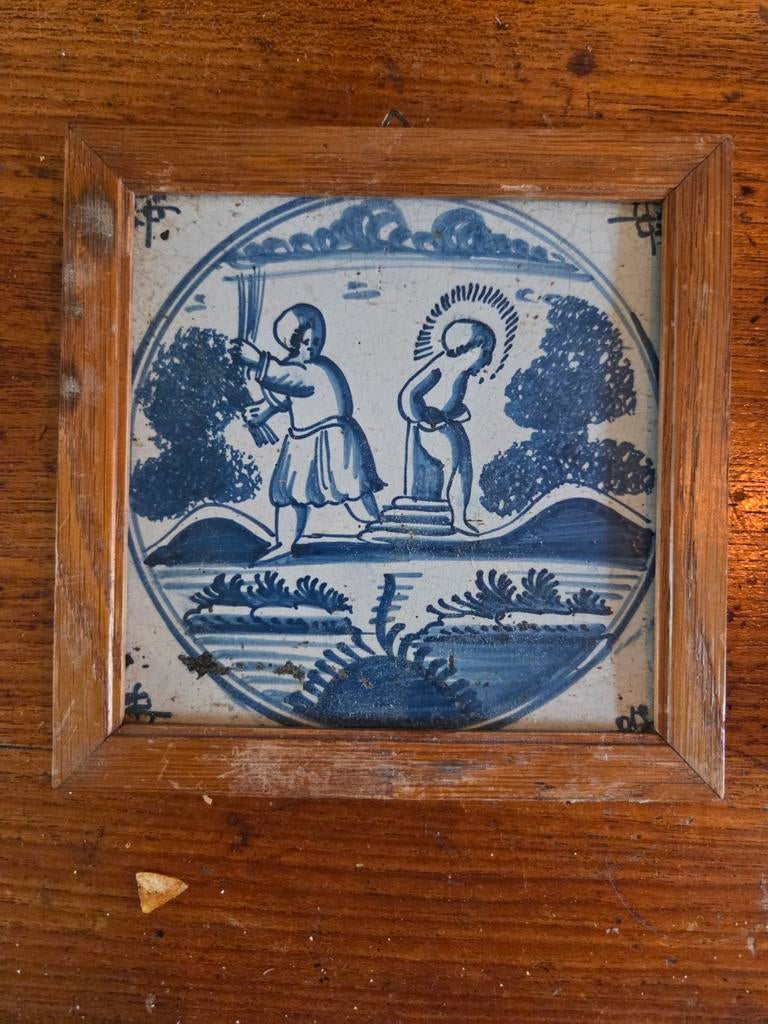 Antieke tegel met afbeelding van twee figuren, Antiek en Kunst, Antiek | Wandborden en Tegels, Ophalen of Verzenden