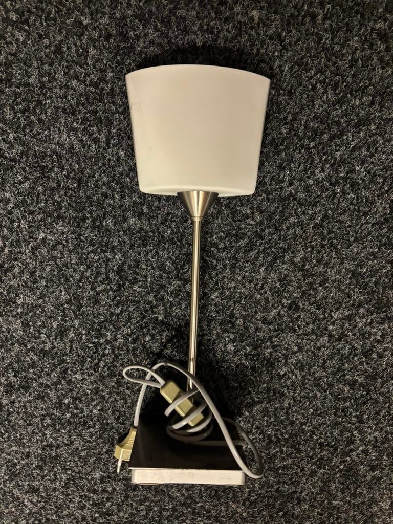 Metaal lamp met melkglas kapje hoogte 43 cm, Ophalen of Verzenden, Zo goed als nieuw, Metaal, Minder dan 50 cm
