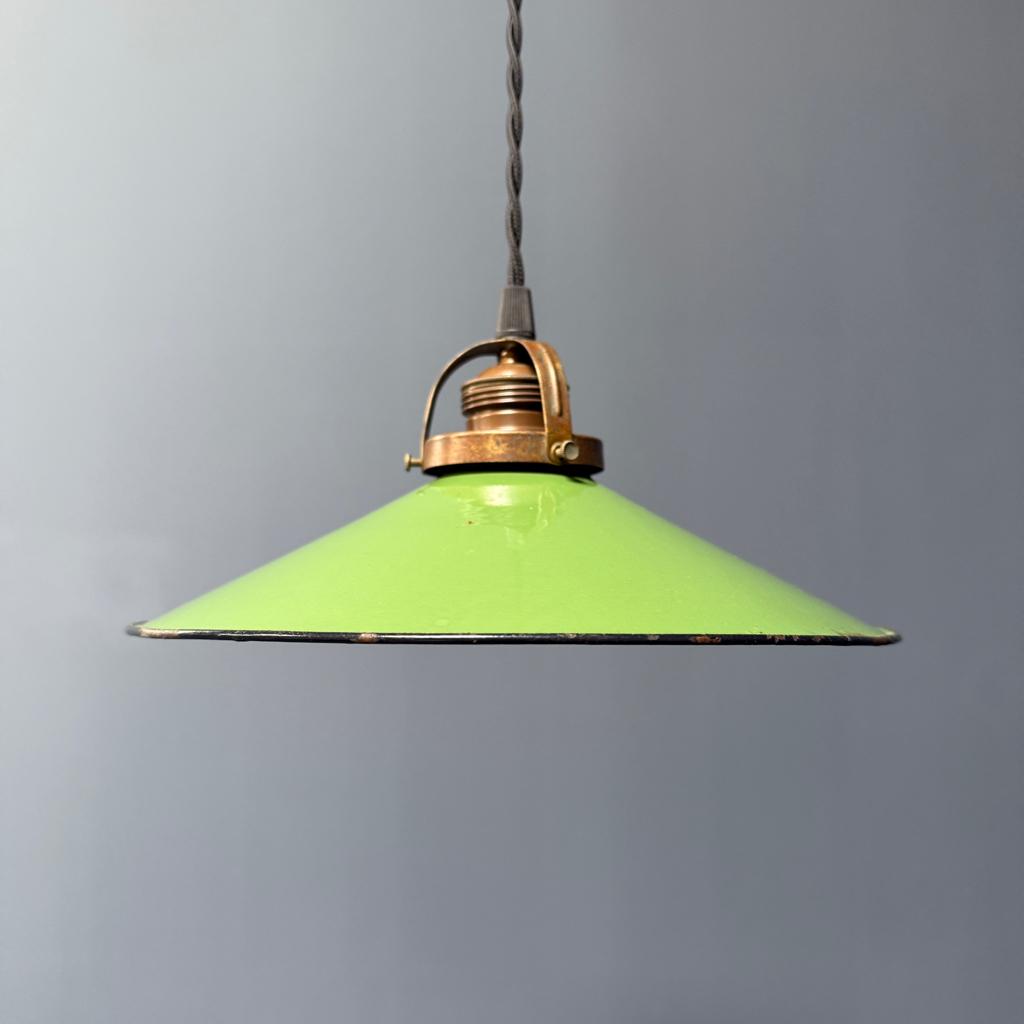 Groen emaille hanglamp met messing armatuur oud antiek, Huis en Inrichting, Lampen | Hanglampen, Antiek, Gebruikt, -, Ophalen of Verzenden