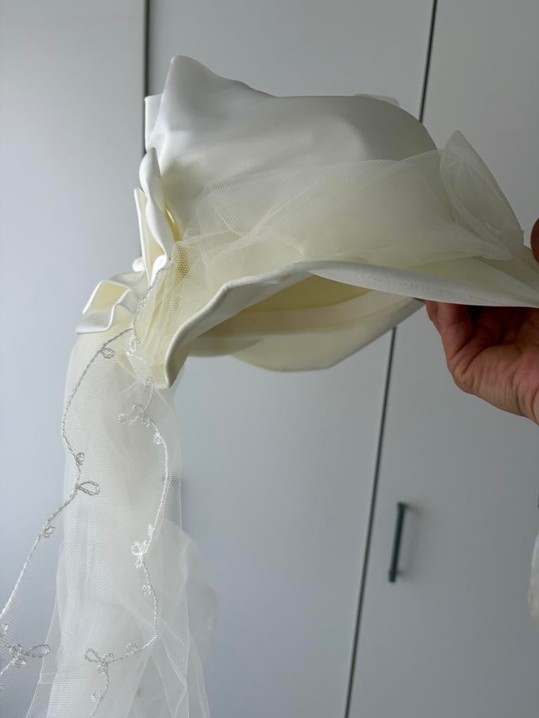 Handgemaakte satijnen bruidshoed en sluier met, Ophalen of Verzenden, Zo goed als nieuw, Wit, Accessoires