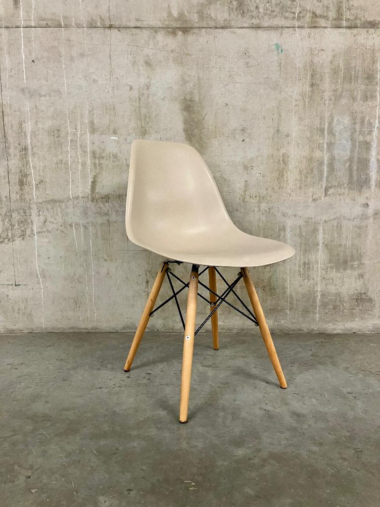 1x beige / mokka Vintage kuipstoel met houten poten, Huis en Inrichting, Stoelen, Ophalen, Hout, Bruin, Zo goed als nieuw